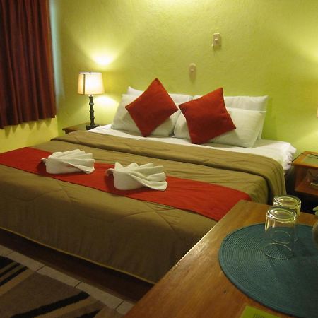 Hotel Jaguar Inn Tikál Zewnętrze zdjęcie