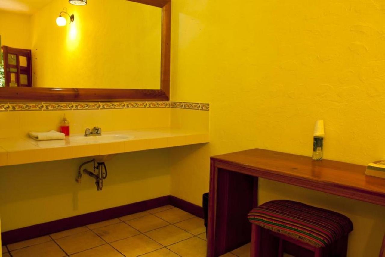 Hotel Jaguar Inn Tikál Zewnętrze zdjęcie
