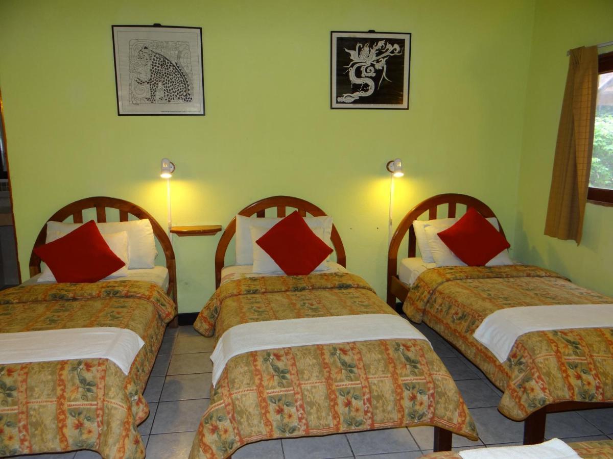 Hotel Jaguar Inn Tikál Zewnętrze zdjęcie